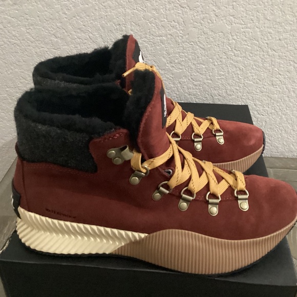 SOREL Out N' About III Conquest Waterproof Boot (Women), size 9 - Picture 2 of 10